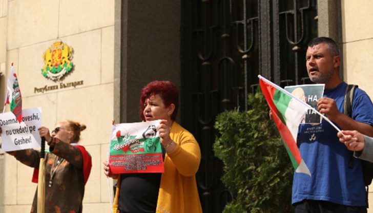 Не е ясно как демонстрантите са научили програмата на Лаура Кьовеши, тъй като нейната програма няма ясно посочени часове