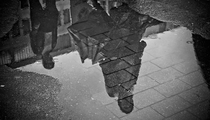 Около обяд се очаква валежите временно да спрат, но в следобедните часове и привечер отново ще започнат Около обяд се очаква валежите временно да спрат, но в следобедните часове и привечер отново ще започнат