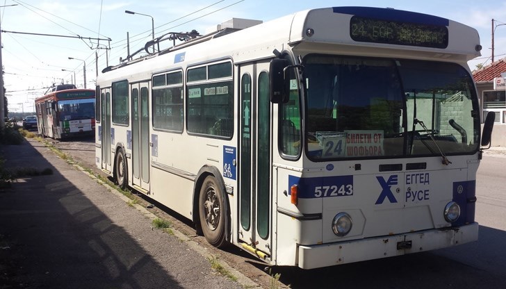 Жената приканва управниците на Русе и да почакат на някоя от стъклените спирки при 40 градусови температури Жената приканва управниците на Русе и да почакат на някоя от стъклените спирки при 40 градусови температури