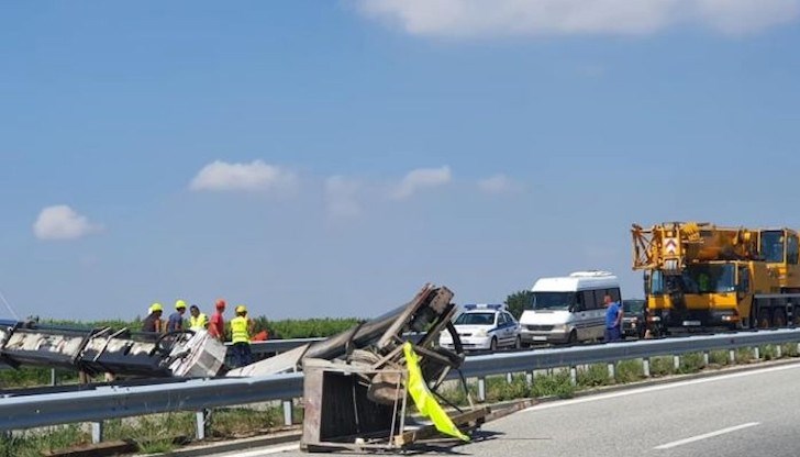 Инцидентът наложи временно да бъде ограничено движението при км 53 в участъка Хасково - Харманли