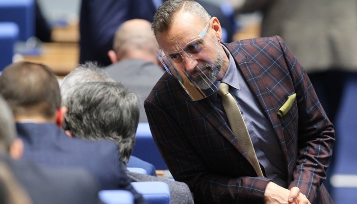 Калин Вельов формално е загубил собствеността си върху две фирми, прехвърляйки ги на свои роднини и приятели, а наред с депутатската си заплата е спечелил и финансиране за турне и записване на песен Калин Вельов формално е загубил собствеността си върху две фирми, прехвърляйки ги на свои роднини и приятели, а наред с депутатската си заплата е спечелил и финансиране за турне и записване на песен