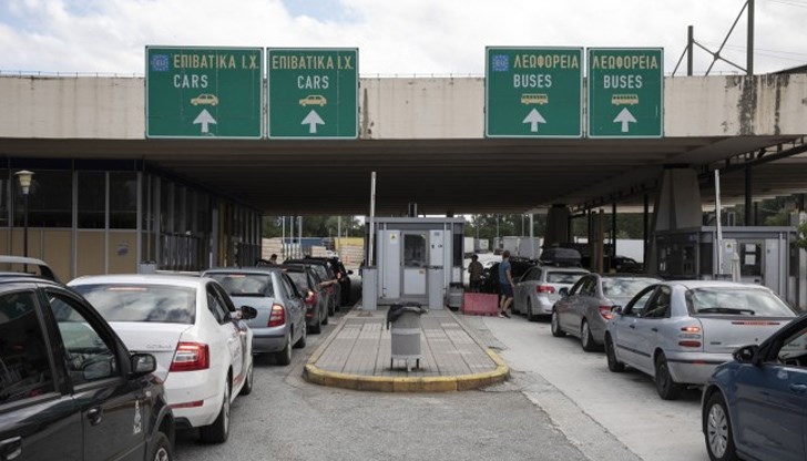 Репортажите на медиите, които всеки ден показват опашките от туристи на граничния пункт "Промахон", предизвикаха остра реакция от страна на опозиционната партия СИРИЗА Репортажите на медиите, които всеки ден показват опашките от туристи на граничния пункт "Промахон", предизвикаха остра реакция от страна на опозиционната партия СИРИЗА