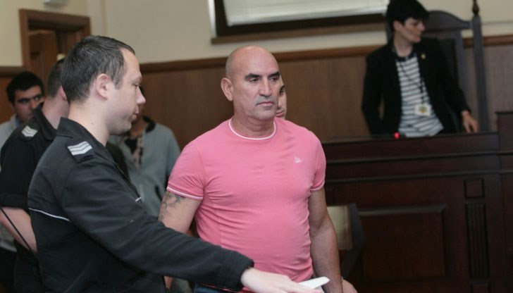 "Умри свиня" е крещял бившият кмет, докато налагал с брадва по главата и тялото младеж от селото "Умри свиня" е крещял бившият кмет, докато налагал с брадва по главата и тялото младеж от селото