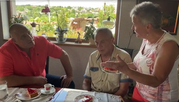 Лидерът на ГЕРБ Бойко Борисов се появи ненадейно в дома на български лекар и съпругата му, която е германка