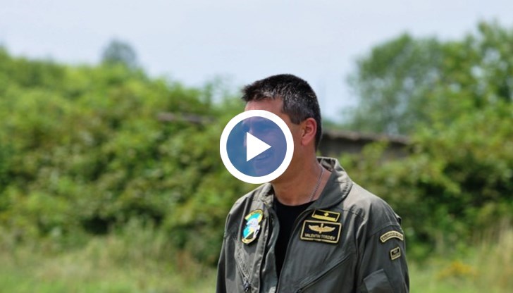 Вижте как майор Валентин Терзиев e участвал в демонстрация по катапултиране и спасяване на пилот