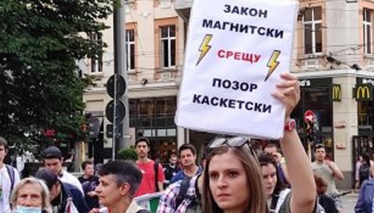 Протестът пред Съдебната палата прави подписка, която иска оставката на главния прокурор Иван Гешев