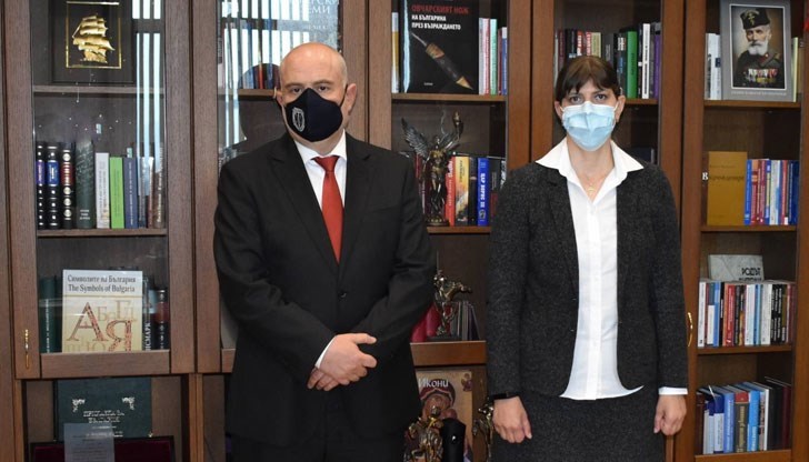 Видях как 7 милиона българи, от тях три милиона здрави и прави мъже чакаха на една млада жена да дойде от Люксембург и да им реши проблемите Видях как 7 милиона българи, от тях три милиона здрави и прави мъже чакаха на една млада жена да дойде от Люксембург и да им реши проблемите