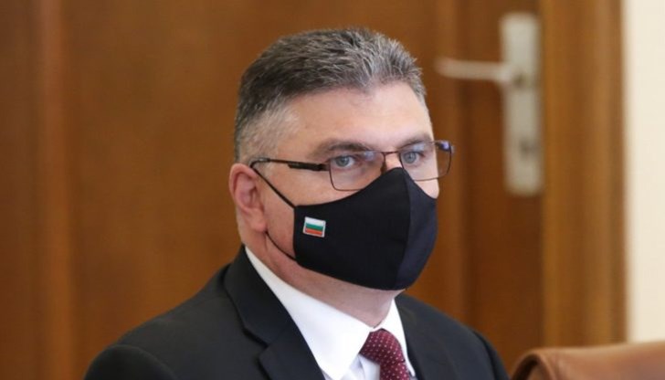 "Черната кутия" първо трябва да бъде открита и извадена от дълбочина от над 70 метра