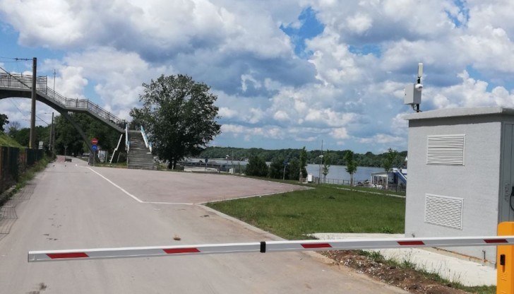 Право на достъп до кея имат единствено автомобилите със специален режим на действие, както и тези, обслужващи понтоните и пристанището