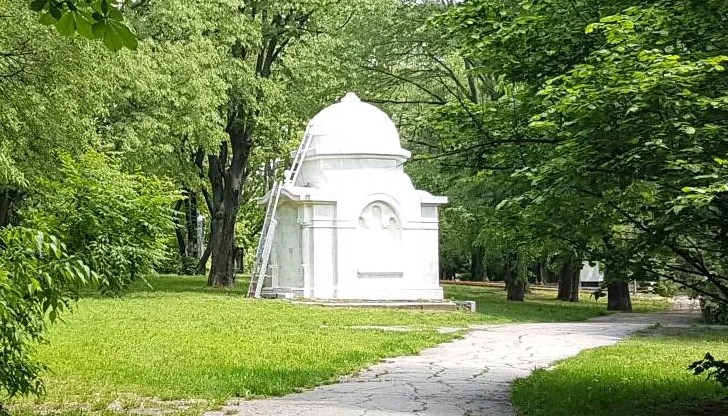 Новият „бял“ вид на гробницата  на Пенчо Сиджаков предизвика масовото възмущение на русенци в социалните мрежи