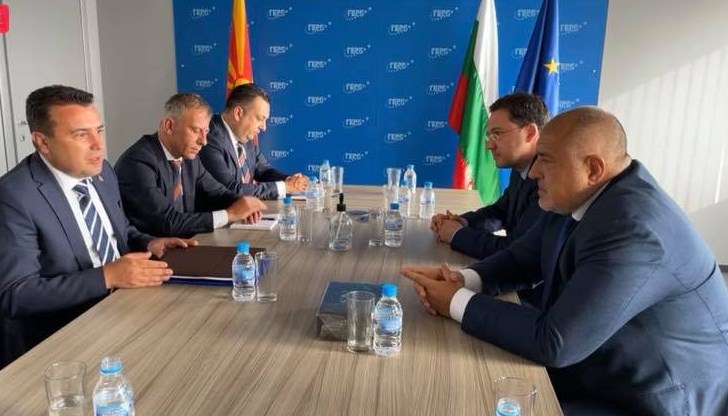 Удивително нагло е да прецакаш всички протоколи, за да предредиш официалните власти и да поканиш рано-рано на килимчето си делегацията на Северна Македония, дошла да се види с други Удивително нагло е да прецакаш всички протоколи, за да предредиш официалните власти и да поканиш рано-рано на килимчето си делегацията на Северна Македония, дошла да се види с други