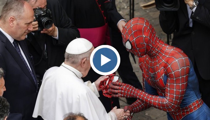 Зад познатия на милиони червено-син костюм всъщност се крие Матиа Вилардита, който посещава детските отделения в болниците