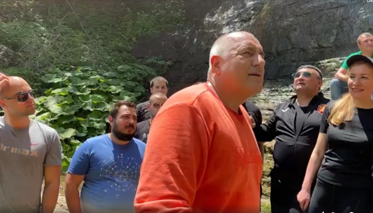 Борисов решен в оранжева блузка носи Библия