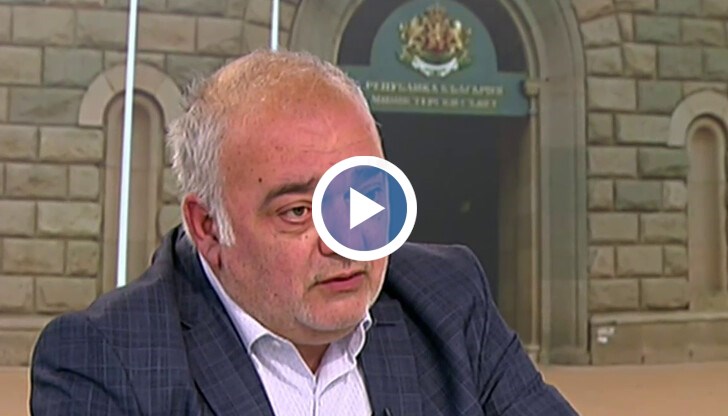 „Има перце, няма метла. Калинките на ГЕРБ са накацали от 12 години. Това не е чистка. В момента се взимат отпуски по 4-5 месеца, за да се закрепят в своето феодално владение и да не мръднат оттам”, уточни той