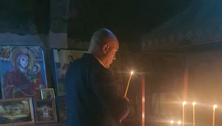 Гешев е запалил свещ във великотърновска църква