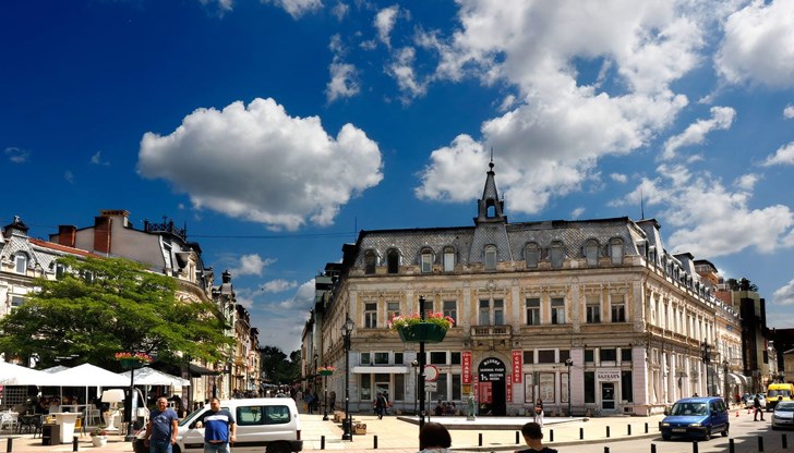 Красива и достолепна преди години, днес сградата е оставена на произвола на съдбата Красива и достолепна преди години, днес сградата е оставена на произвола на съдбата