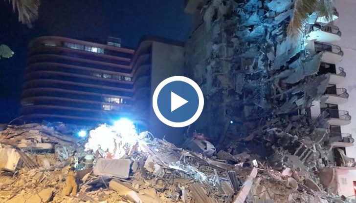 Снимки показват огромна купчина отломки, висящи от едната страна на жилищна жилищна сграда