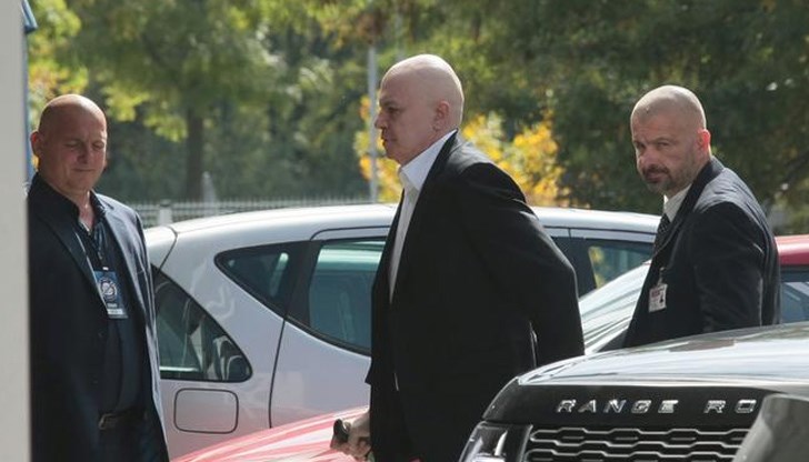 За стърчащите в полумрака непогрешими вождове историята сочи, че обикновено са или героизирани клоуни, или сатрапи