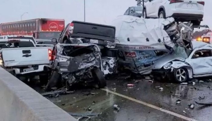 Катастрофата, в която се сблъскаха 15 превозни средства, вероятно се дължи на плъзгане на колите по мокрия път