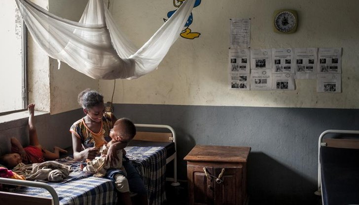 Гладуващите хора са започнали да ядат шума, глина и насекоми