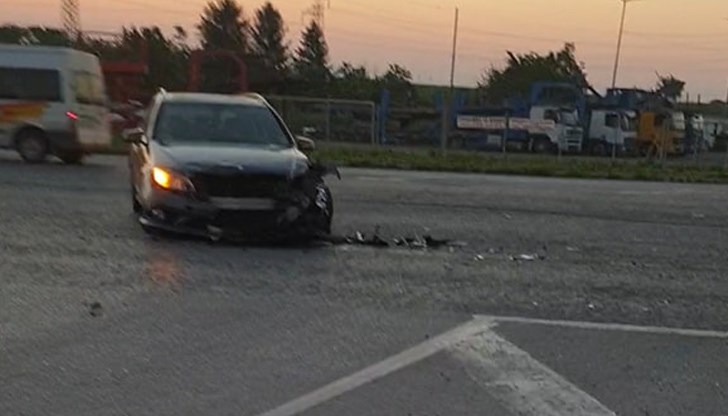 Сблъскали са се мерцедес и BMW, като единият от автомобилите е заел напречна позиция в лявата лента Сблъскали са се мерцедес и BMW, като единият от автомобилите е заел напречна позиция в лявата лента