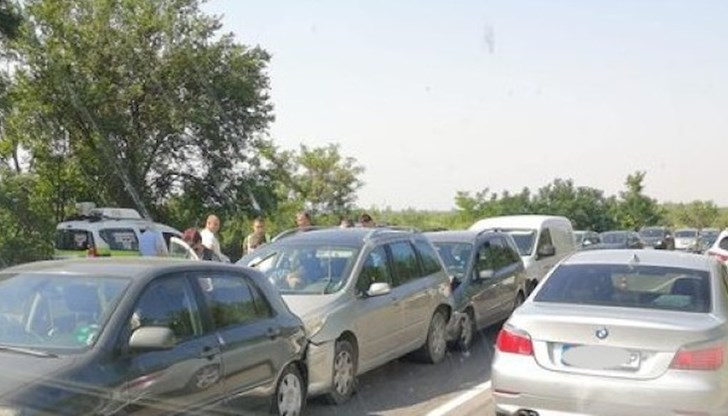 Шест автомобила са участници в инцидента