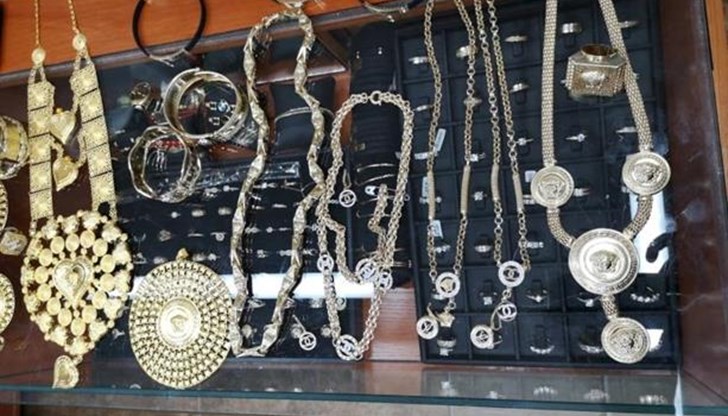 В хода на проверката е установена нерегламентирана продажба на накити от марките "Сartie", "Сhanel" и "Versace"