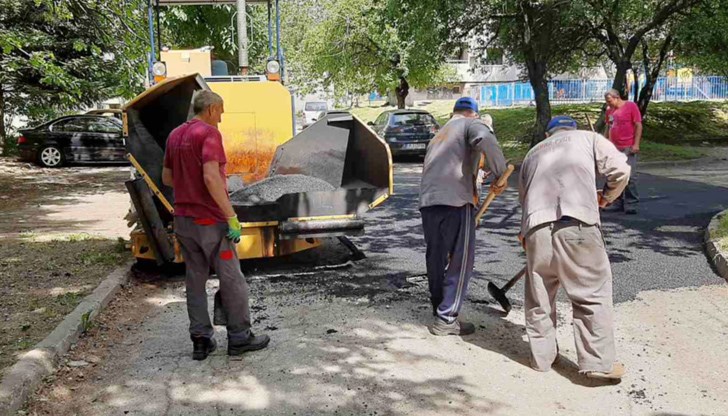 Служителите на "Комунални дейности" запълват дупки в междублоковите пространства и алеите в „Здравец Изток“