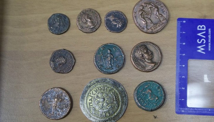 Това твърдят нумизмати, но хората се чудят дали не са произведени копия набързо само заради разследването Това твърдят нумизмати, но хората се чудят дали не са произведени копия набързо само заради разследването