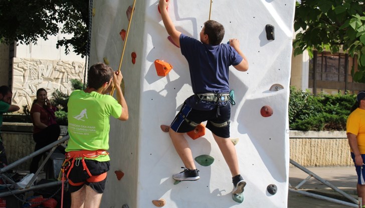 За децата има стена за скално катерене