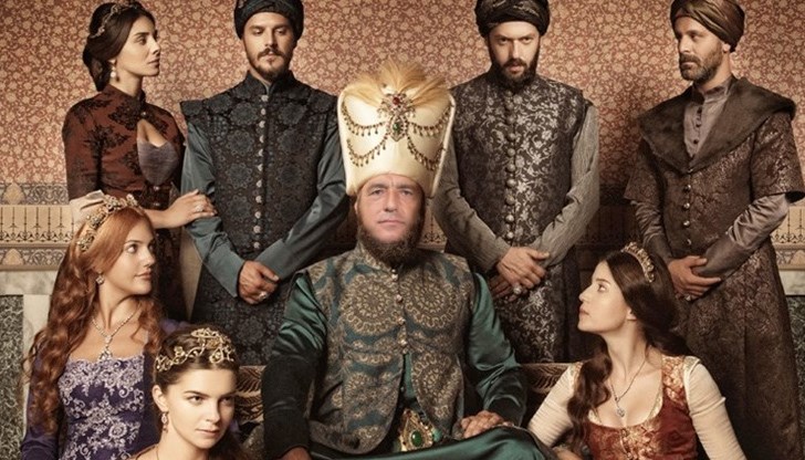 Г-н Борисов трупа знания като в продължение на месеци, заедно с много български пенсионери гледа "Великолепният век Г-н Борисов трупа знания като в продължение на месеци, заедно с много български пенсионери гледа "Великолепният век