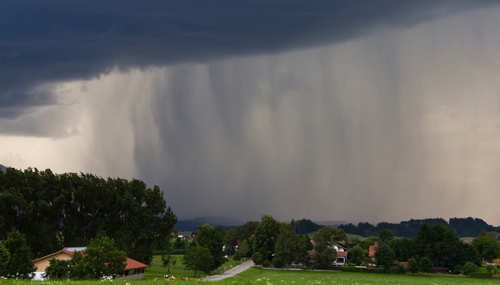 В Североизточна България се очаква гръмотевичните бури да са мощни, с повишена вероятност за обилни валежи и градушки