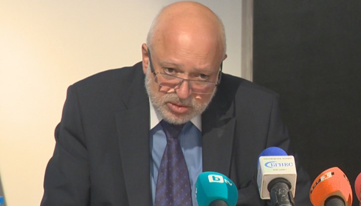 Става дума за директор с много висок пост, разполагащ с огромни средства и възможности, разкри Минеков