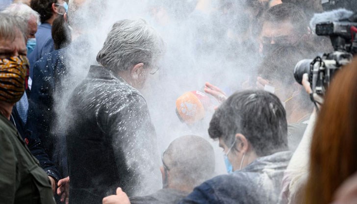 Жан-Люк Меланшон бе посипан с брашно на антидесни демонстрации в Париж