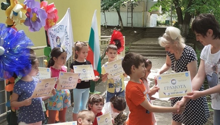 Децата от предучилищната група на ДГ „Снежанка“ изразиха подкрепата си, като се включиха със свои рисунки в изложба в Свищов