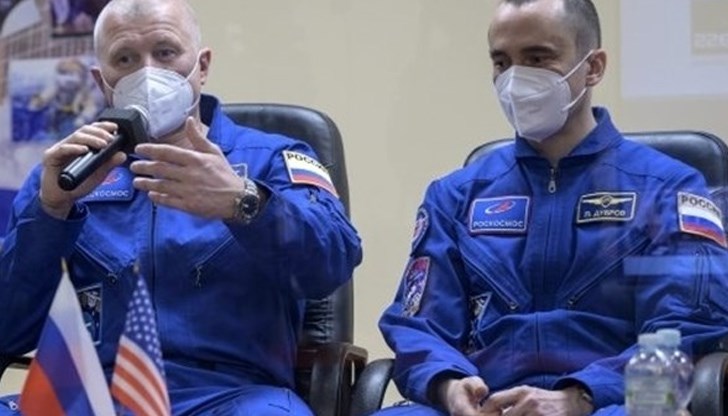 Излизането на двамата космонавти, които пребивават на МКС от април, може да бъде проследено на сайта на "Роскосмос