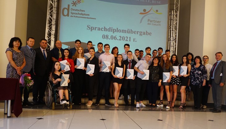 Престижните дипломи бяха връчени на 23-ма дванадесетокласници от директора на училището и от координатора по немски език за Североизточна България Константин Пригниц