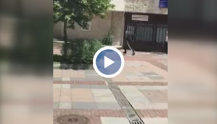 Гражданин е заснел как мъж, облечен с черен спортен екип, бейзболна шапка и предпазна маска, излиза от банката, в която е извършено престъплението