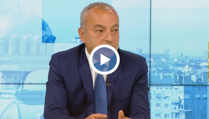 "Много граждани са с голям трудов стаж 43 години и ниска пенсия или равна на тази с по-нисък стаж. Когато има вмешателство се получават разминавания" каза Гълъб Донев