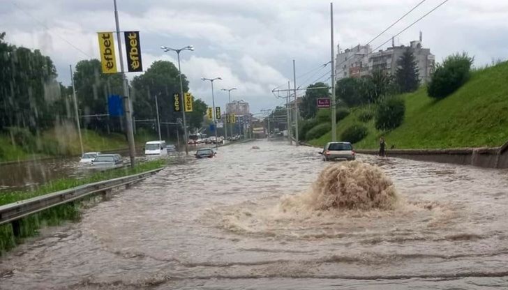 Поройният дъжд наводни улици и булеварди, като в някои участъци закъсаха автомобили
