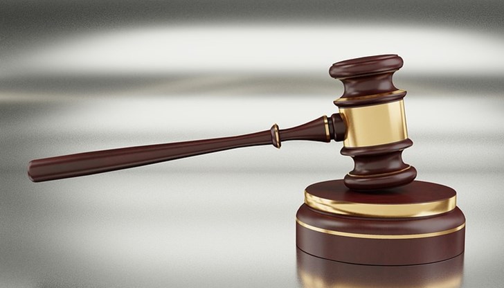 Предизборните почерпки раздавал заедно с две непълнолетни момчета от Мадан