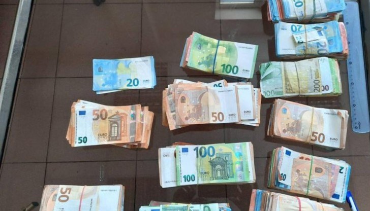 Водачът, турски гражданин, заявява, че превозва продукти за сладкарската промишленост от Белгия за Турция Водачът, турски гражданин, заявява, че превозва продукти за сладкарската промишленост от Белгия за Турция