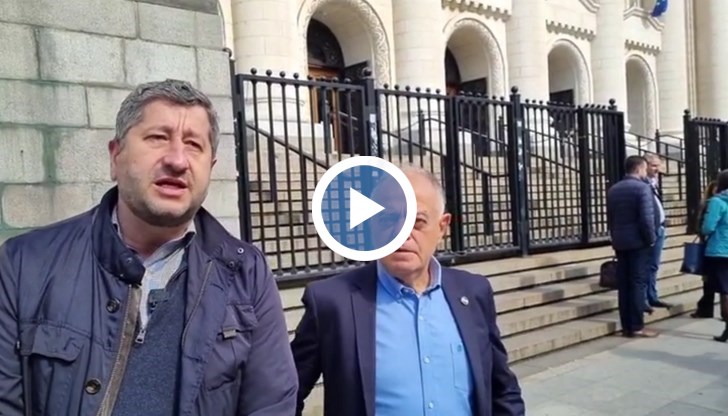 "Опитват се да не позволят на хората в службите да излязат от режима на страхуване и натискане на парцалите и да започнат да говорят" каза Христо Иванов