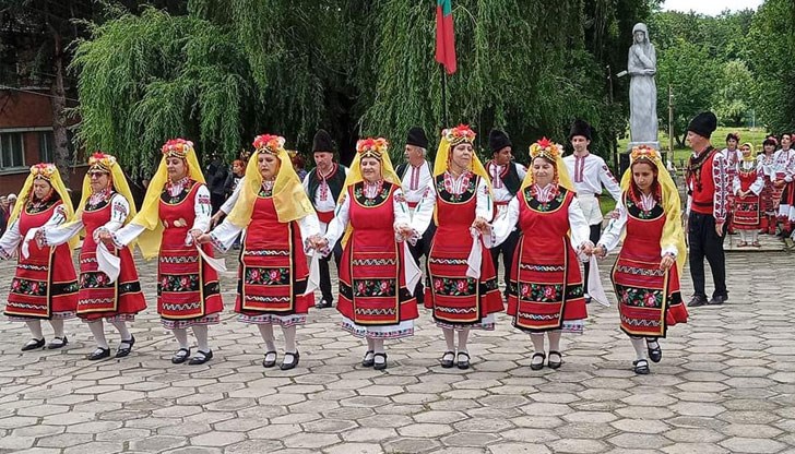 Площадът пред читалището в града ще се превърне в международна сцена