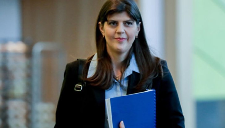 И отговаряше вежливо, че не ѝ е работа да дава оценки или да се доверява на някого И отговаряше вежливо, че не ѝ е работа да дава оценки или да се доверява на някого