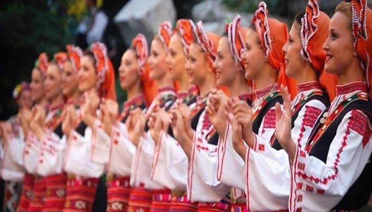 В „Сцена под липите” ще се включат танцови състави, певчески колективи, индивидуални изпълнители и оркестри от цялата страна