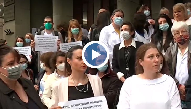 Колегите му са възмутени от причината и начина на пенсионирането му