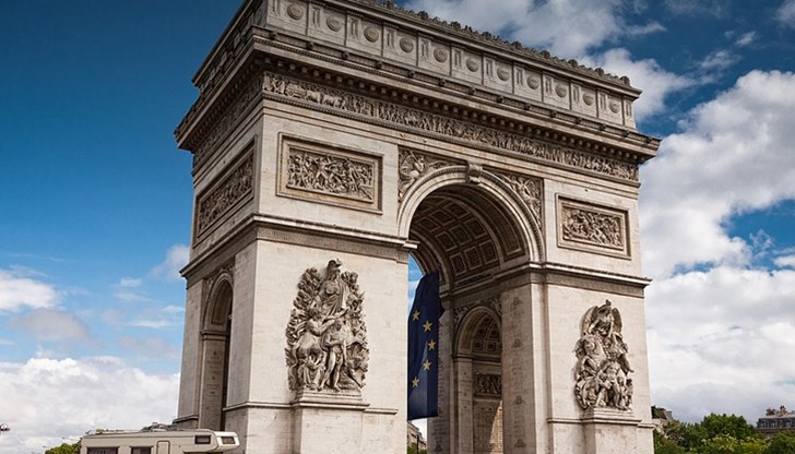 Инсталацията ще осъществи мечтата отпреди повече от 60 години на Кристо и съпругата му Жан-Клод Инсталацията ще осъществи мечтата отпреди повече от 60 години на Кристо и съпругата му Жан-Клод