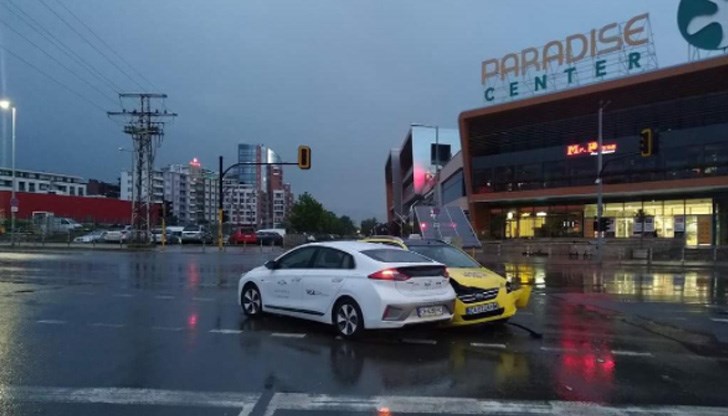 За щастие няма пострадали хора и щетите са само за тенекеджия За щастие няма пострадали хора и щетите са само за тенекеджия