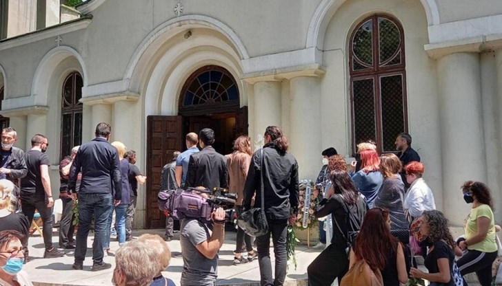 Стотици близки и приятели на Лорина Камбурова се събраха пред църквата „Свети Никола“във Варна, за да я изпратят в последния ѝ път